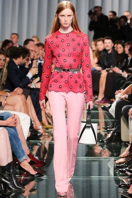 Kiểu suit truyền thống với một chút phá cách ở chất liệu biến Shbet999 com đăng nhập Louis Vuitton này trở nên đặc sắc.