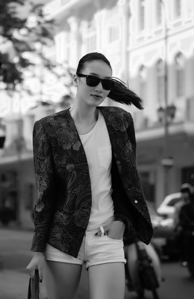 Phong cách đậm chất fashionista trong bộ đồ shorts mix áo blazer họa tiết chìm ấn tượng.