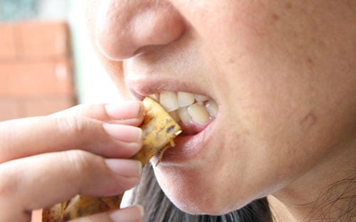 Làm trắng răng: Chà vỏ chuối vào răng mỗi ngày trong khoảng một tuần sẽ có hiệu quả làm trắng răng.