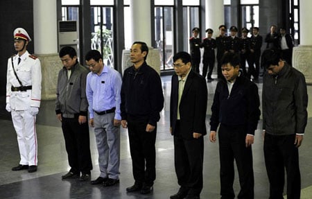 Lãnh đạo Ban quản lý Dự án đường sắt trên cao trang nghiêm thành kính tạ lỗi trước linh cữu nạn nhân vụ rơi bó thép.