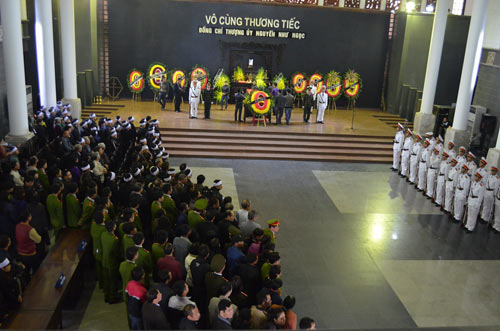 Bên trong nhà tang lễ, nhiều cơ quan, đoàn thể đã đến dâng hoa viếng thượng úy Ngọc.