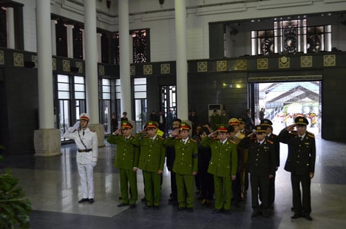 Chiến sĩ công an dâng hoa và thắp hướng trong lễ viếng anh Ngọc.