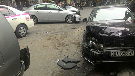 Trong đó có 1 xe Mercedes 2 xe taxi, 1 chiếc Innova.