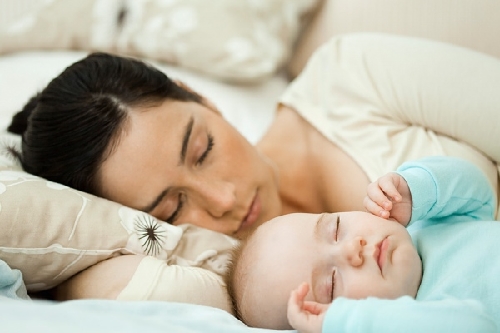 Nhìn những thiên thần nhỏ ngủ ngon bên mẹ thật đáng yêu có bao giờ bạn nghĩ mình cũng muốn có một thiên thần như vậy!