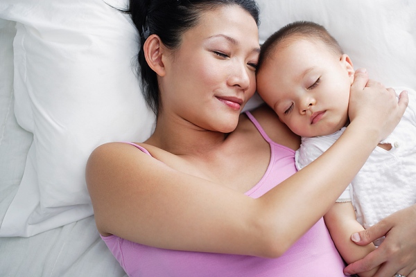 Bên mẹ con luôn an tâm nhất kể cả giấc ngủ.