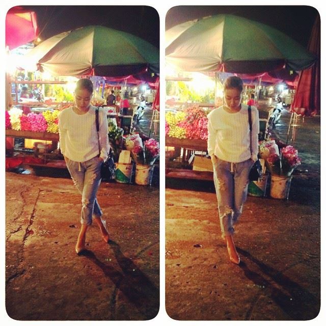 Hoàng Thùy Linh đi chợ hoa đêm.