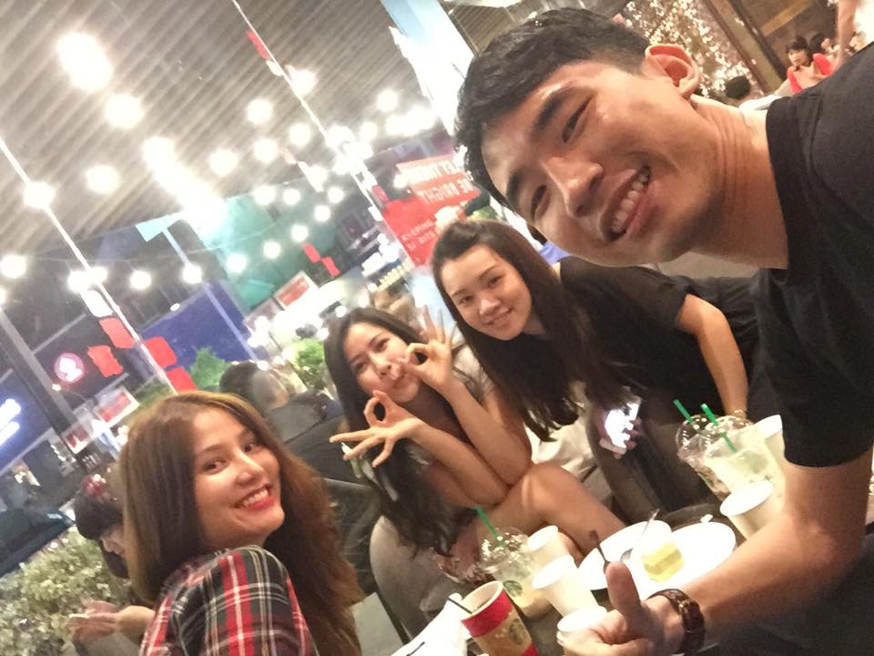 Diễm My đi chơi cùng bạn bè.