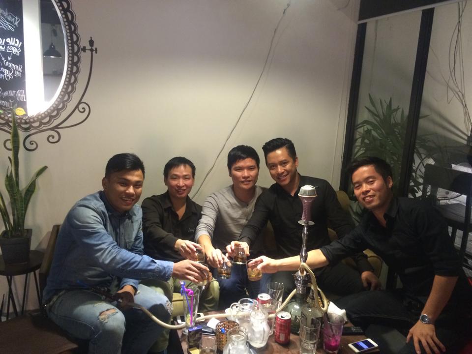 Tuấn Hưng trốn vợ mới sinh đi chơi cùng bạn.