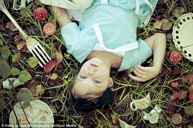 Bé gái ban đầu có tên là Destiny, nhưng sau đó vợ chồng Kelly đã quyết định đổi tên cho cô bé thành Alice giống như một nhân vật trong tiểu thuyết Lewis Carroll.