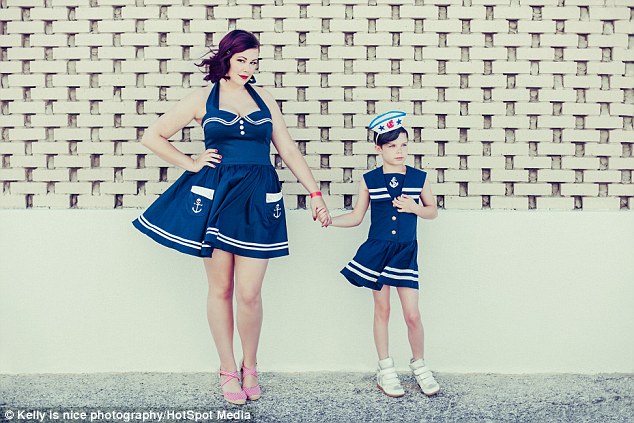 Kelly chụp ảnh cùng cô con gái Alice.