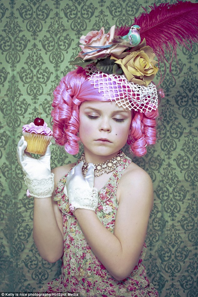 Alice hóa thân thành nhân vật Marie Antoinette.
