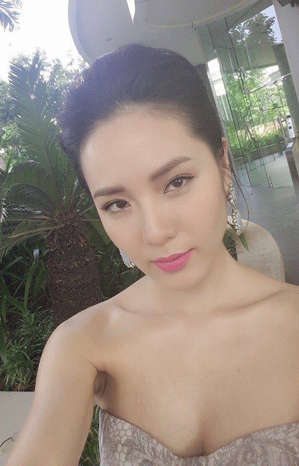 Phương Linh khoe màu son mới.