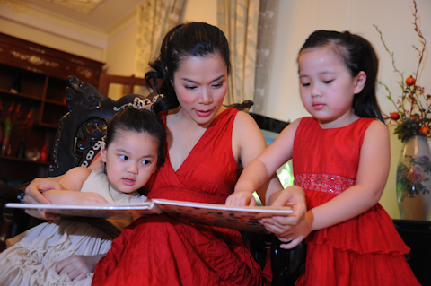 Hai cô con gái xinh xắn Misa và Misu (tên thật là Jennifer và Janet).