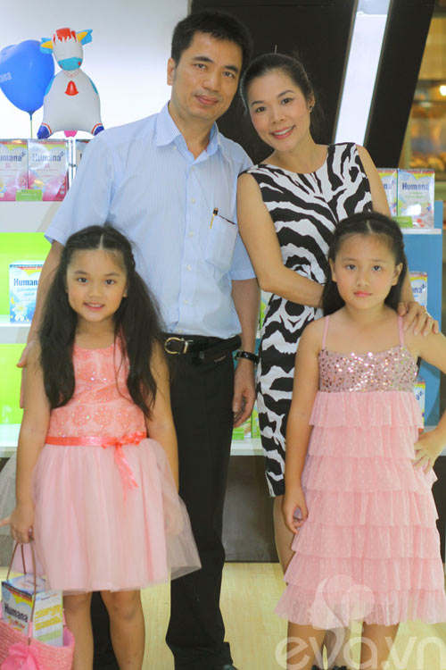 Ra ngoài cùng bố mẹ.
