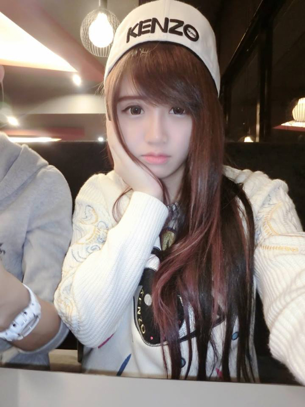 Cô nàng hào hứng chia sẻ: “Mình làm MC hơn 3 năm cho chương trình Confidence for a new day. Ngoài ra, 2 năm trước mình có đoạt giải gương mặt triển vọng ở Kepong, Kuala Lumpur, Malaysia”.