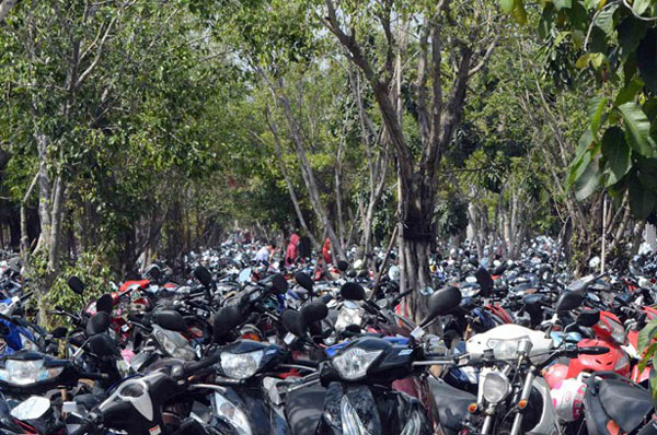 Bãi gửi xe máy quá tải.