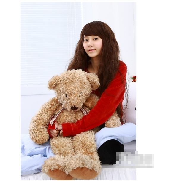 Những lọn tóc được uốn dợn nhẹ nhàng như những làn sóng nước. Kiểu tóc thích hợp cho những cô gái ưa chuộng phong cách nữ tính, dịu dàng như vẫn giữ nét cá tính và trẻ trung.