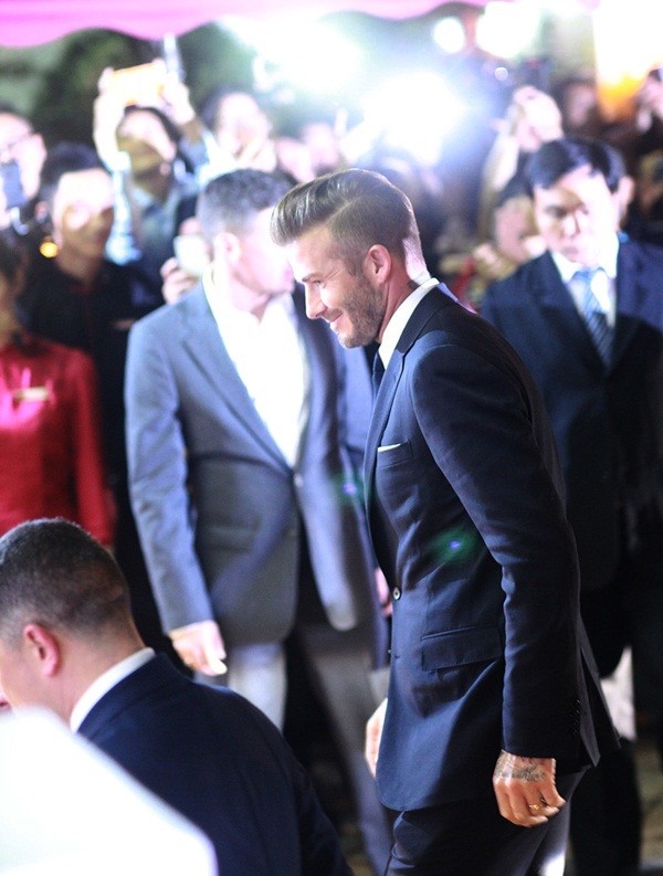 Khoảng 7 giờ tối, sự xuất hiện của Beckham ở nhà hàng đã khiến cả một góc phố huyên náo.