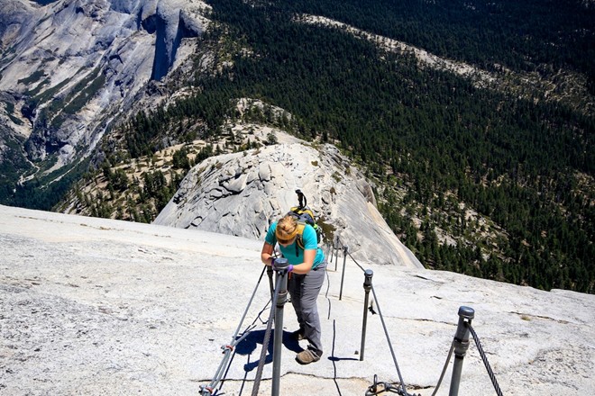 Núi Half Dome, công viên quốc gia Yosemite (Mỹ): Tổng cộng đã có khoảng 60 người thiệt mạng ở Half Dome và con đường dẫn lên đỉnh núi.