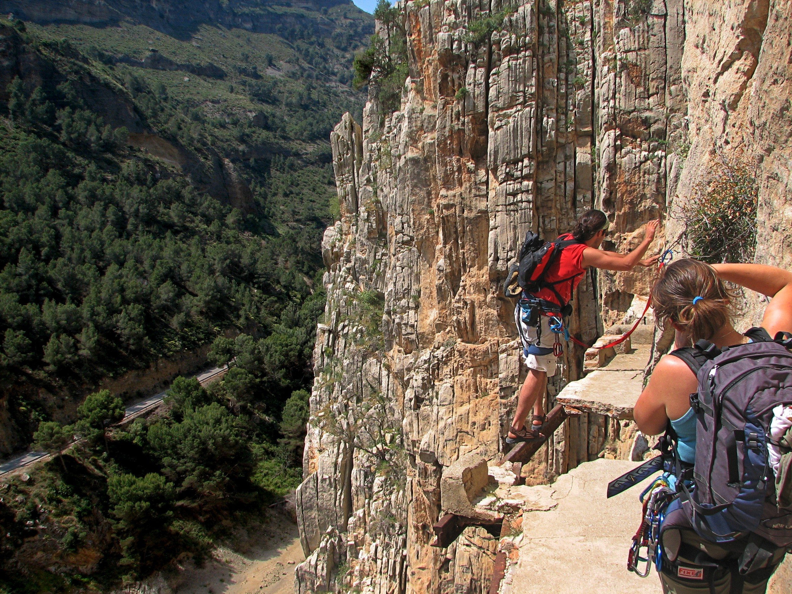 El Caminito Del Rey (Tây Ban Nha): Con đường nhân tạo này chỉ rộng khoảng 1m, chạy dọc theo vách đá ở độ cao 100m, nhiều chỗ đã sụt lở, chỉ còn trơ lại cốt thép.