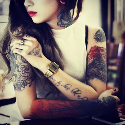 Những hình xăm trên người cô.