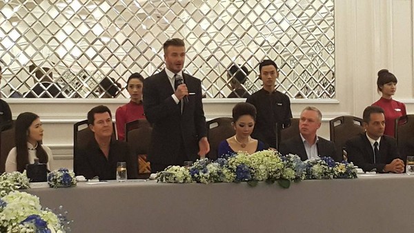 20h, Becks có mặt tại nhà hàng trên phố Bà Triệu để chuẩn bị dự bữa tiệc tối cùng 50 doanh nhân tại Hà Nội.