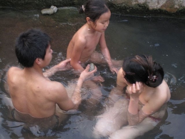 Cuối chiều, kéo nhau đến dòng suối Tú Lệ, những cô gái, chàng trai người Thái tự nhiên trút bỏ xiêm y và tắm chung với nhau hồn nhiên giữa đất trời.