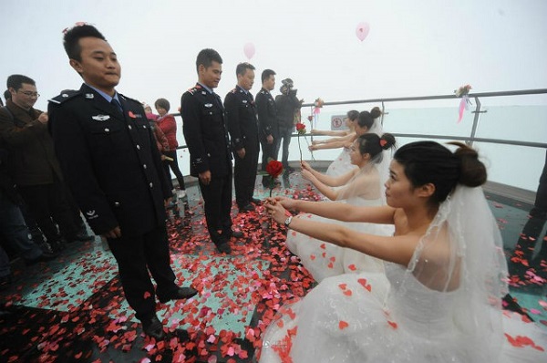Họ là bạn gái của bốn chiến sĩ công an chơi thân với nhau. Các cô đã cùng nhau chuẩn bị mọi thứ nhân Ngày Độc thân 11/11 năm nay để có màn cầu hôn hoành tráng với bạn trai.