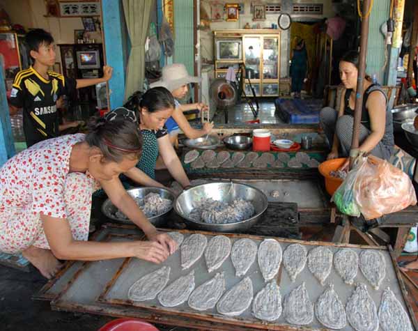 Rắn bắt về sẽ được cắt tiết, lột hết phần da, loại bỏ phần xương, sau đó  tẩm ướp gia vị.