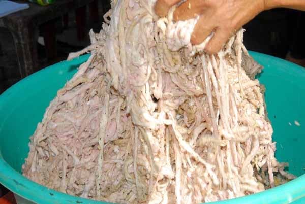 Để khô rắn thơm ngon, người làm ngoài việc phải chọn rắn sống còn chuyên nghiệp trong khâu ướp gia vị, để khô vừa ăn mà thịt lại mềm.
