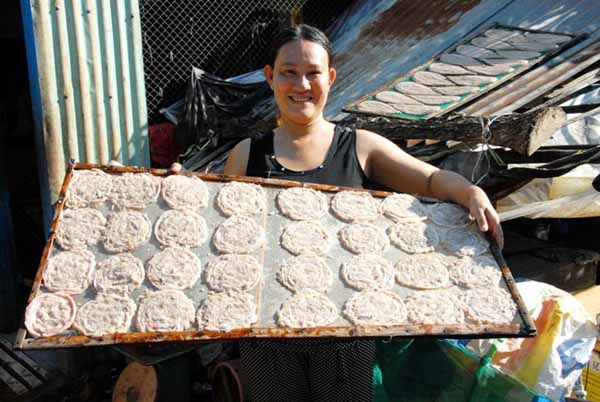 Khâu phơi nắng cũng hết sức quan trọng. Người phơi phải canh nắng sao cho miếng khô ráo nhưng thịt ăn vào vẫn giữ được độ tươi.