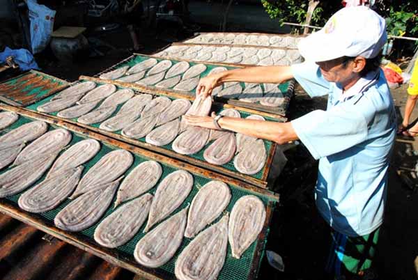 Các hộ làm nghề ở đây thường tập trung sản xuất  trong vòng 6 tháng mùa lũ (từ tháng 8 đến tháng 11 hàng năm).