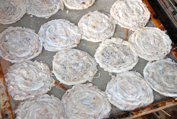 Khô trăn ăn không ngon bằng khô rắn, nên giá cũng rẻ hơn, dao động từ 180.000 đến 200.000 đồng/kg. Loại này cũng không khan hàng vì nguồn nguyên liệu dồi dào nên được sản xuất quanh năm.
