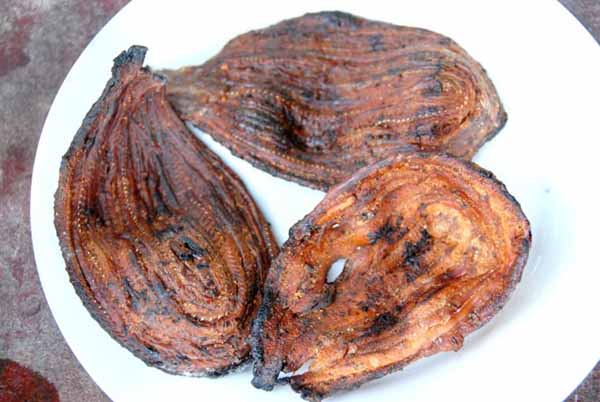 Khô rắn nướng với lửa vừa phải, hơi nóng sẽ làm thịt chín tươi ngon.
