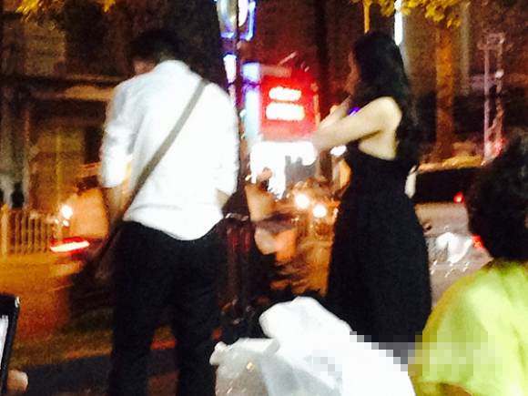 Tâm Tít và bạn trai dành cho nhau khá nhiều hành động tình cảm.