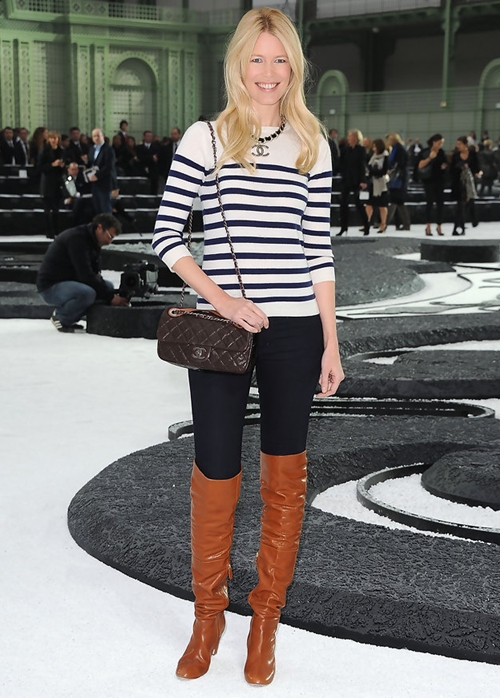 Người mẫu Đức Claudia Schiffer giản dị nhưng đạt hiệu quả thẩm mỹ trong set đồ áo kẻ ngang, legging đen và bốt màu da bò.