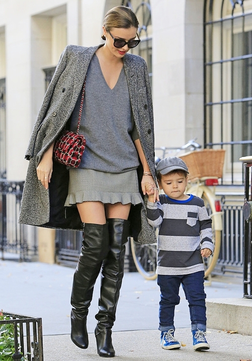 Bà mẹ một con Miranda Kerr thanh lịch dạo phố mùa lạnh cùng thiên thần nhỏ Flynn. Cô phối sành sỏi các món đồ gam xám ở nhiều cấpđộ đậm nhạt khác nhau, bổ sung bốt da đen và túi mini đỏ.