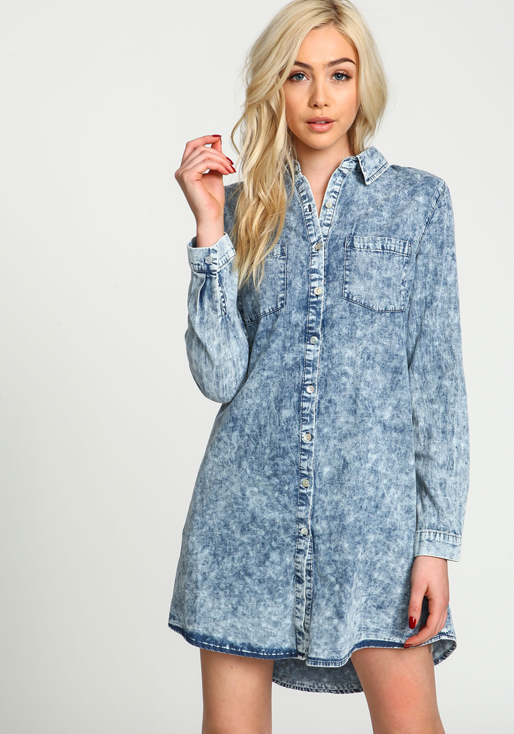 Chiếc denim dáng dài giấu quần này giúp người mặc tôn dáng triệt để. Chất liệu dày dặn và màu sắc denim cổ điển còn khiến những cô nàng tròn trịa có thể che giấu nhược điểm trên Sh88bet đăng ký miễn phí.