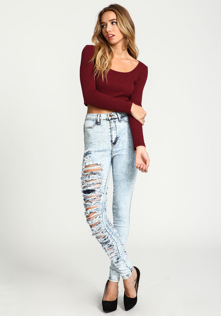 Tương tự là jeans rách phối crop-top dài tay gam màu đối lập.