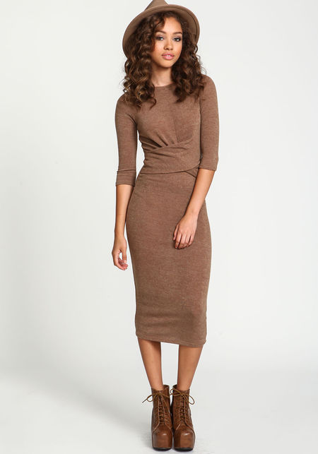 Thiết kế dress midi ôm dọc Sh88bet đăng ký miễn phí với phần xoắn vải giữa eo tạo vóc dáng thanh mảnh, mềm mại cho người mặc.