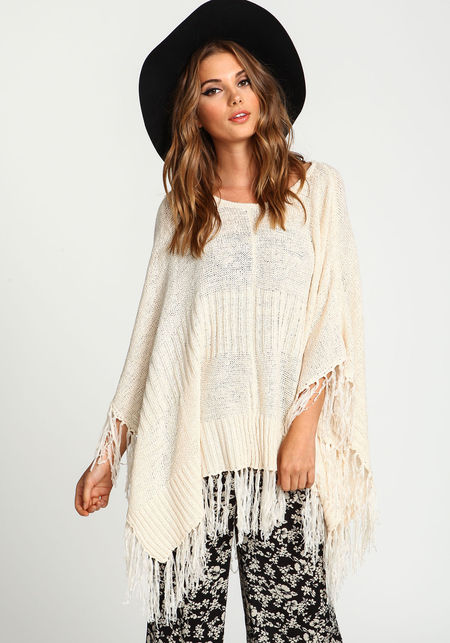 Xu hướng boho luôn giành thế chủ đạo trong các phong cách đường phố năm nay. Chiếc áo len tua rua gấu này là một ví dụ điển hình.