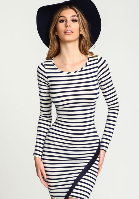 Chiếc dress midi kẻ sọc nổi bật nhờ đường gân ráp xéo ở vạt váy dưới.