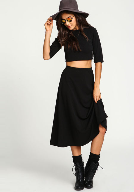 Crop-top và váy midi cùng gam đen chưa bao giờ lỗi mốt và luôn được lựa chọn khi mùa đông về.