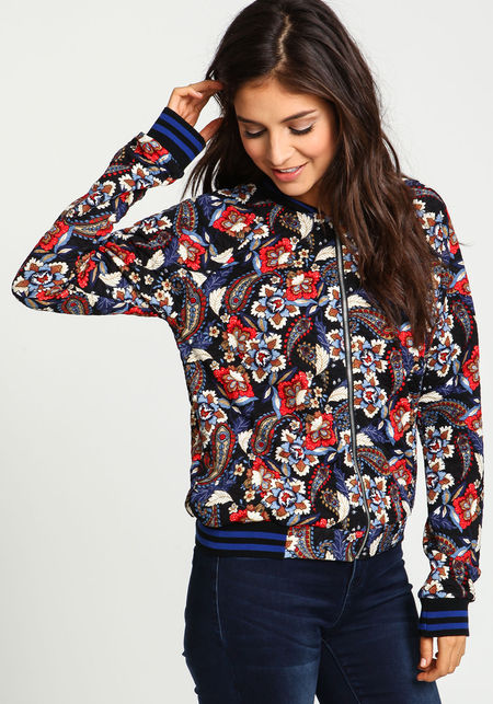 Áo jacket hoa bo gấu dáng thể thao đang là hot trend của thu đông 2014.