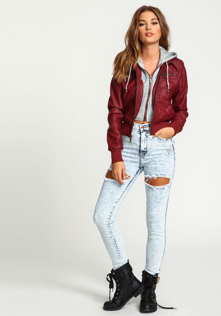 Jacket đỏ mận, jeans sáng màu rách gối - Shbet999 com đăng nhập đường phố được giới 9x châu Âu ưa chuộng.