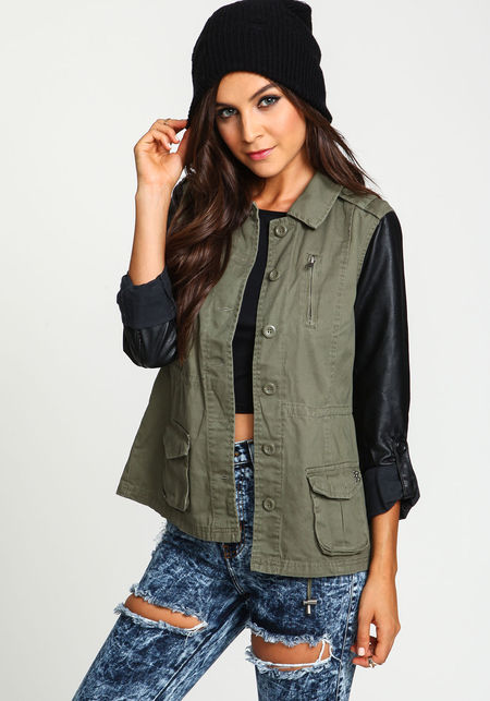 Chất liệu da trở lại thu đông năm nay với nhiều biến tấu. Trong đó, những chiếc jacket ráp vải da được yêu thích nhất.