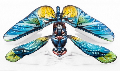Emma kiên nhẫn tô vẽ trên hình thể của mỗi người mẫu. Ảnh: “body art” tạo ra hình ảnh chuồn chuồn đầy màu sắc.