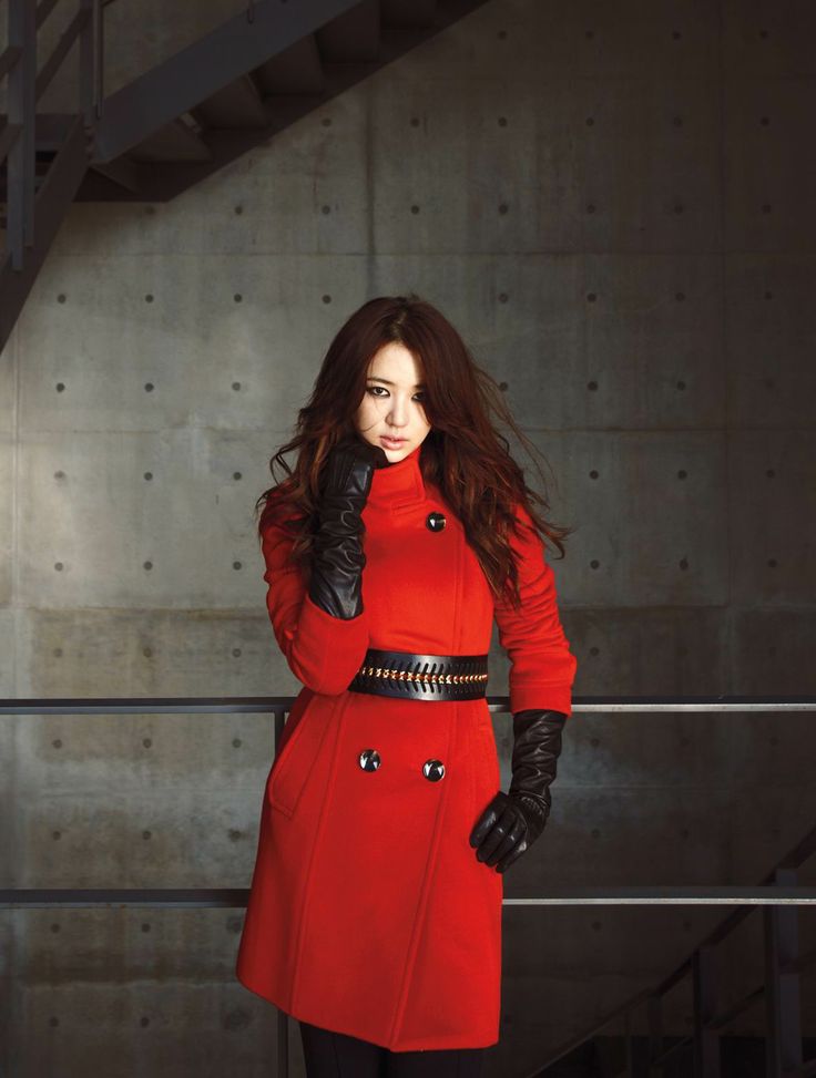 Yoon Eun Hye luôn cuốn hút nhờ những cách phối đồ hiện đại, vừa cá tính, vừa nhã nhặn.