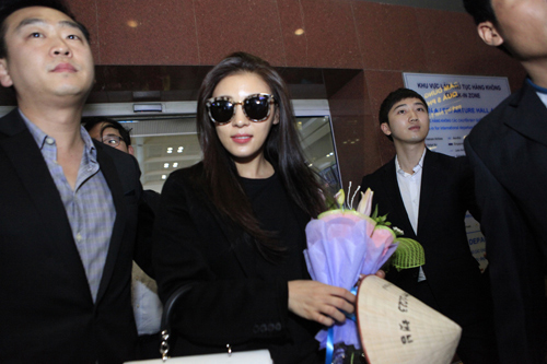 Trong sự hộ tống của lực lượng vệ sỹ, Ha Ji Won rời khỏi sân bay Nội Bài. Sáng mai cô sẽ bắt đầu lịch trình làm việc 2 ngày tại Hà Nội.