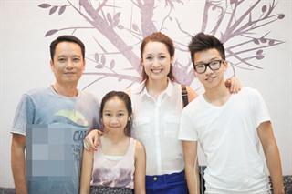Nhạc sỹ Anh Quân cùng các con đi sự kiện.